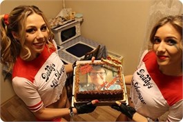 {{productViewItem.photos[photoViewList.activeNavIndex].Alt || productViewItem.photos[photoViewList.activeNavIndex].Description || 'Вкусный праздничный торт на заказ на День рождения'}}