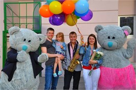 {{productViewItem.photos[photoViewList.activeNavIndex].Alt || productViewItem.photos[photoViewList.activeNavIndex].Description || 'Музыкальный сюрприз на праздник с музыкантами на выбор'}}