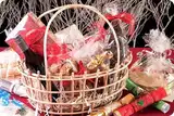 Подарочная корзина с цветами и подарками на Ваш выбор ЧФ14ВМ26ПД18