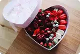 Подарочный сладкий набор - коробка с цветами и пирожными ЧФ18РМ20ПД10Ц9
