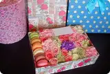 Подарочный сладкий набор - коробка с цветами и пирожными ЧФ18РМ20ПД10Ц9