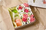 Подарочный сладкий набор - коробка с цветами и пирожными ЧФ18РМ20ПД10Ц9
