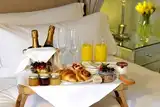 Утренний сюрприз на День рождения - доставка завтрака артистом С01ПД44НГ23